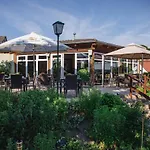 Peters Hotel Canow