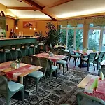 Peters Hotel Canow