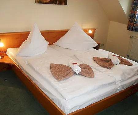 Peters Hotel Canow