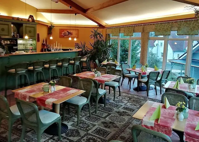 Peters Hotel Canow